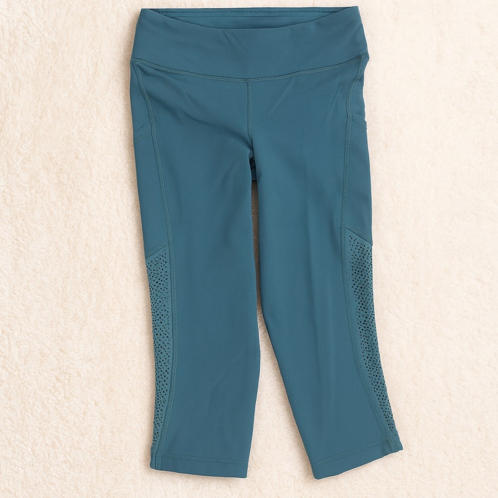Lululemon Athletica crop leggings women’s size 6 in teal blue colour - like new